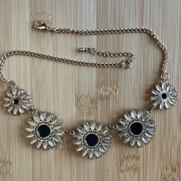 Adorable Daisy Necklace Black White‎ Flower Necklace - Picture 2 of 3